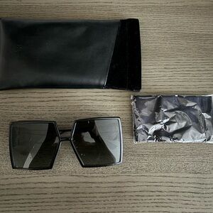 Dior sunglasses / Christian Dior
30Montaigne SU Sunglasses